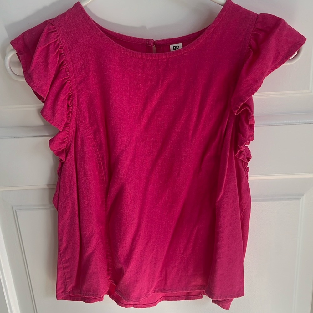 Brass Plum, BP linen top SZ S ruffled shoulders, intricate detailing in back